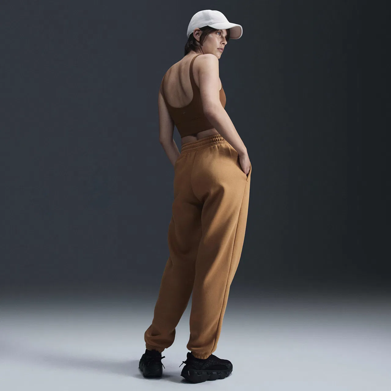 Женские брюки-джоггеры свободного кроя Phoenix HR OS Nike, цвет Flax/Sail — фото 2
