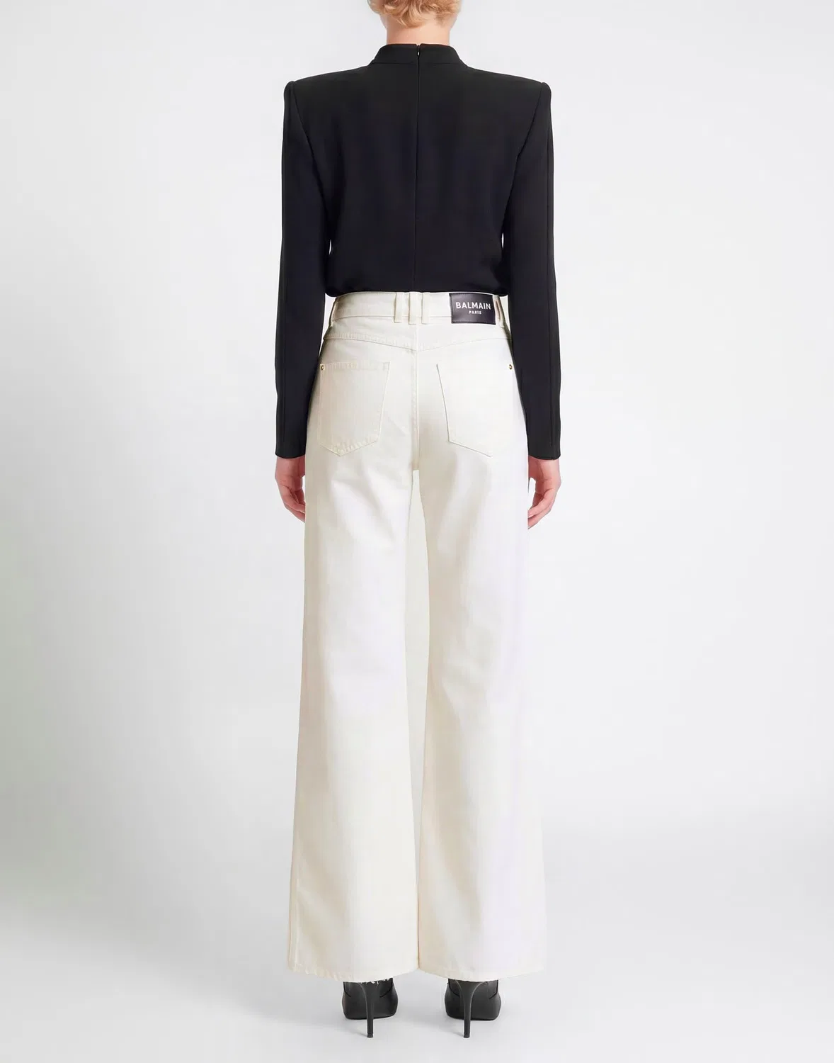 Женские джинсы прямого кроя с потертостями Balmain, кремовый — фото 3