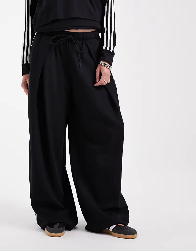 Складчатые спортивные брюки Adidas Originals x Jennie, черный — фото 2