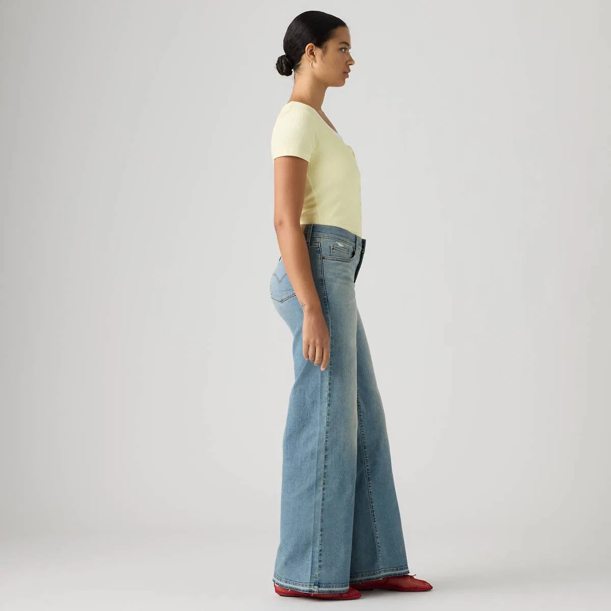 Формирующие женские джинсы 318 с широкими штанинами Levi's, Centering Self - Medium Wash — фото 4