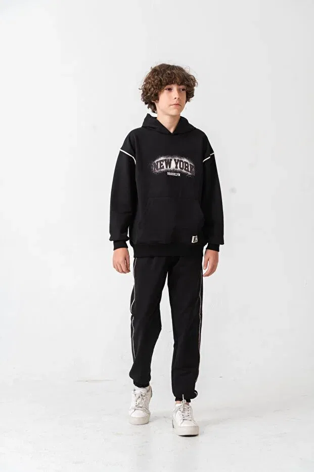 Детский комплект спортивного костюма для мальчиков с принтом New york brooklyn printed kangaroo pocket side piping Mışıl Kids, Black — фото 3