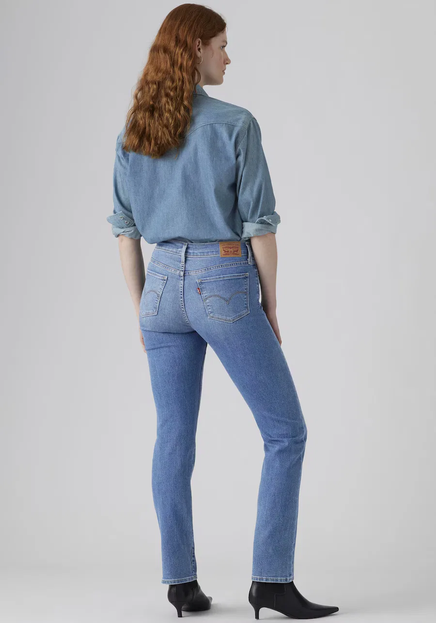 Джинсы LEVI'S Slim fit '314 Shaping Straight' синего цвета — фото 3
