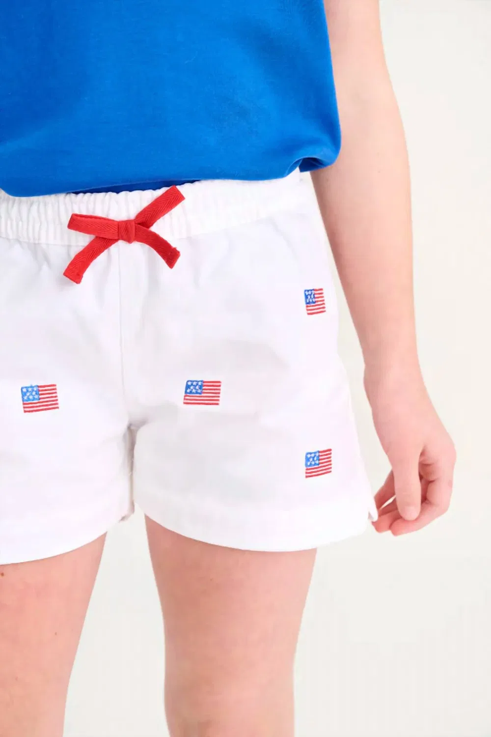 Детские шорты с принтом американских флагов Critter Cheryl Twill The Beaufort Bonnet Company, Worth Avenue White With American Flags — фото 2
