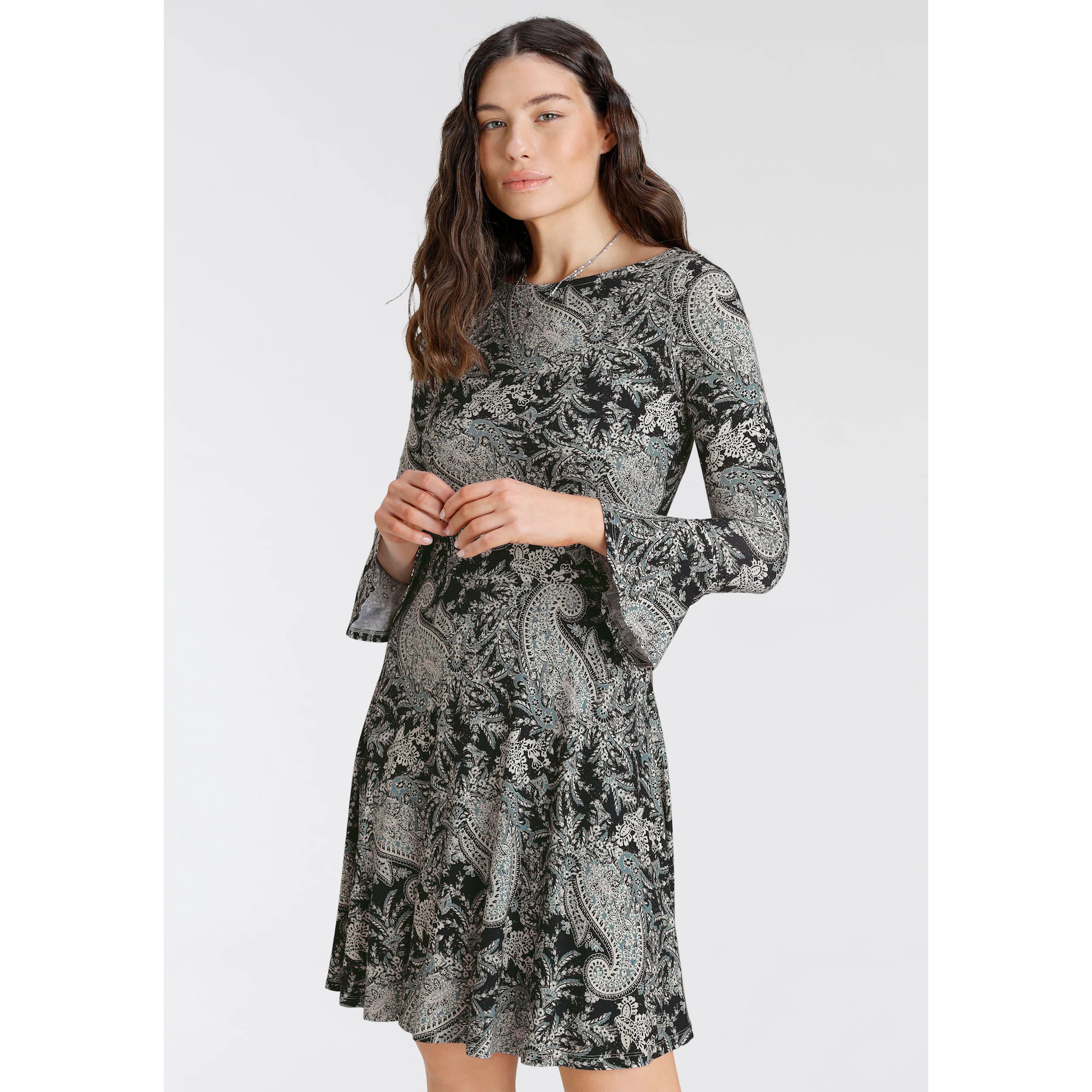 

Трикотажное платье Laura Scott с воланом на рукаве, черный