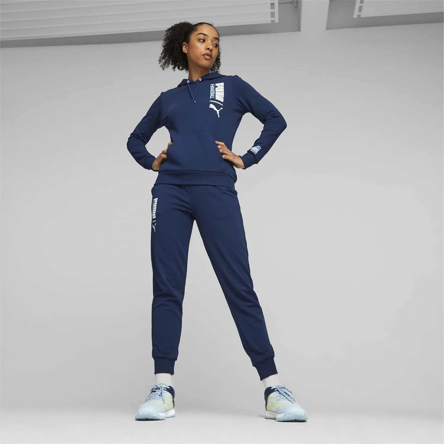 Унисекс кроссовки Puma Attacourt для игры в помещении, белый/черный/серый — фото 2