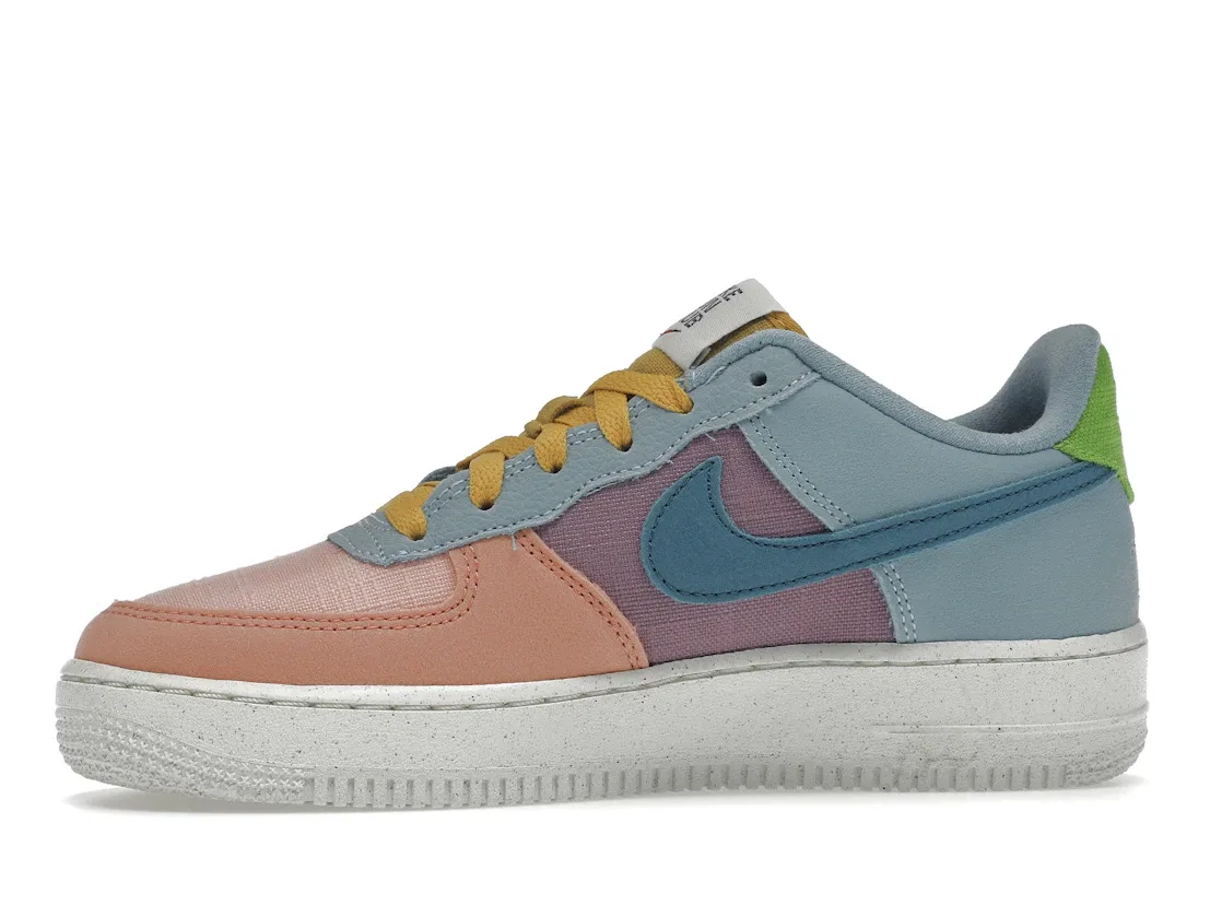 Детские кроссовки Lifestyle с переработанных материалов Nike Air Force 1 Low '07 LV8, Sanded Gold/Wheatgrass/Light Madder Root/Hot Curry — фото 3