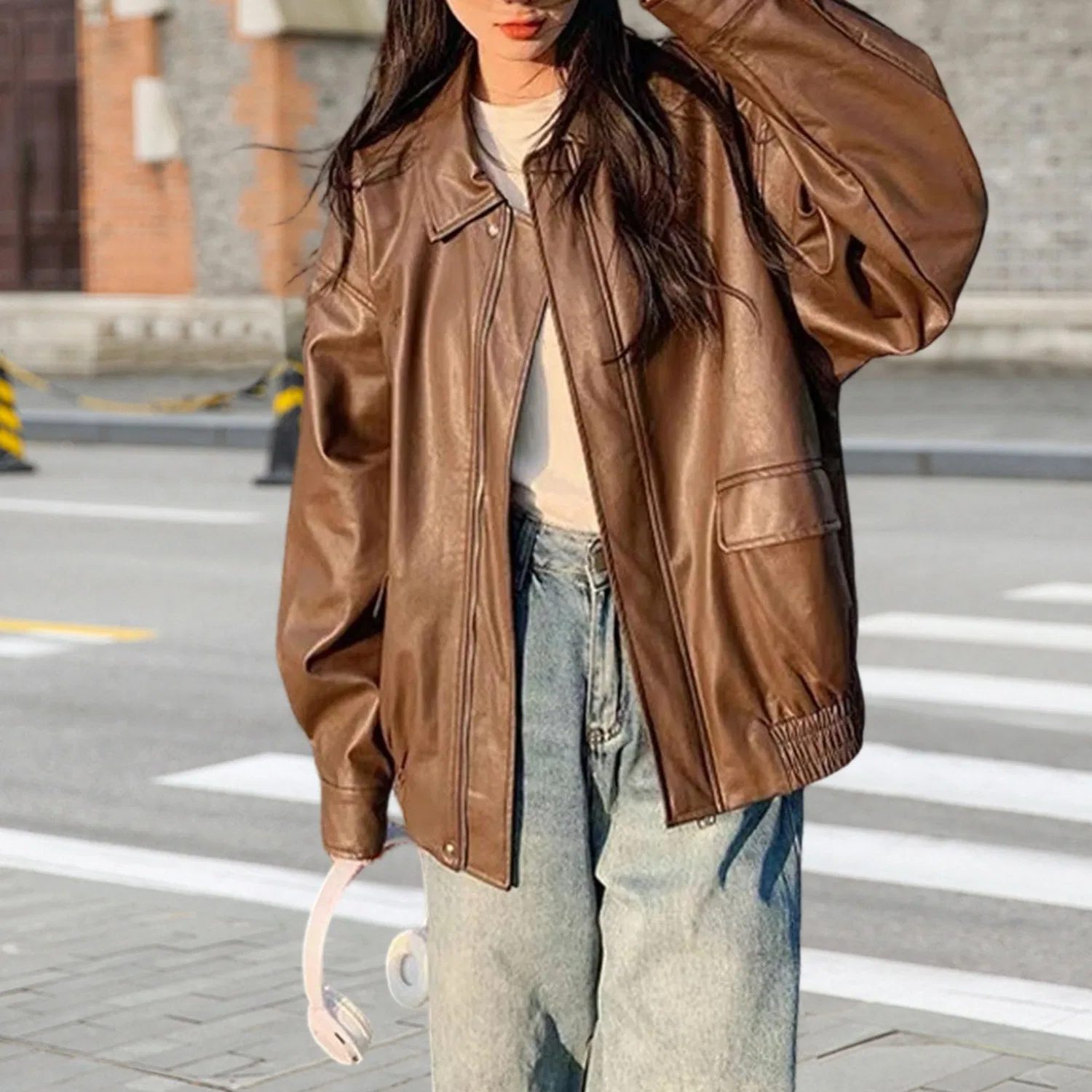 Женская куртка из экокожи с длинным рукавом bomber, Marrone — фото 2