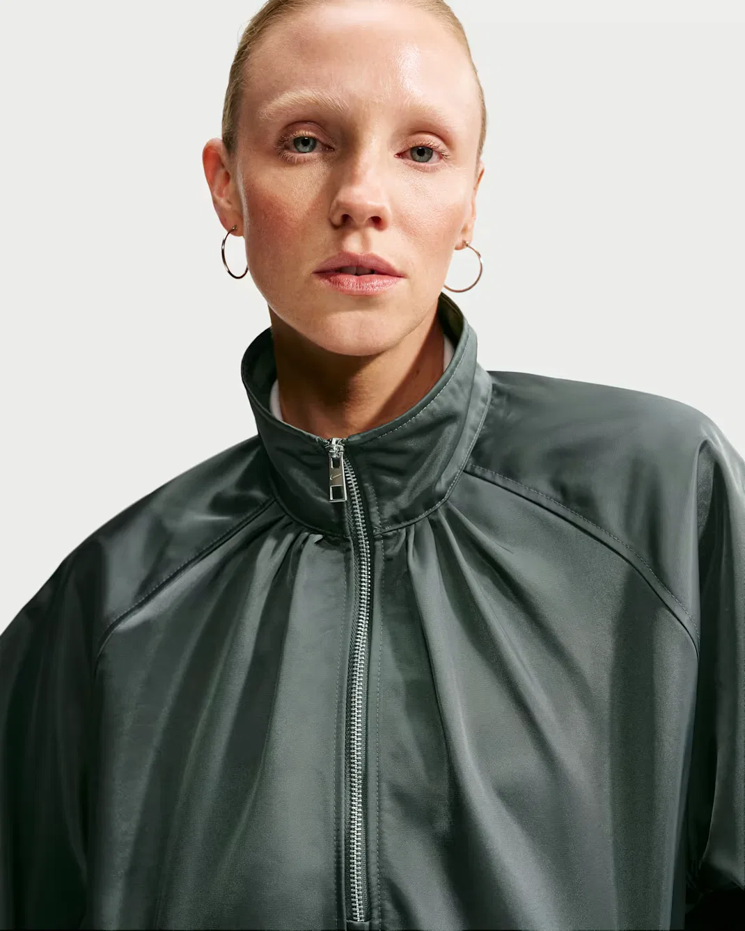 Женская атласная куртка-анорак с молнией на четверть длины Nike Sportswear, Camo Green/Camo Green — фото 3