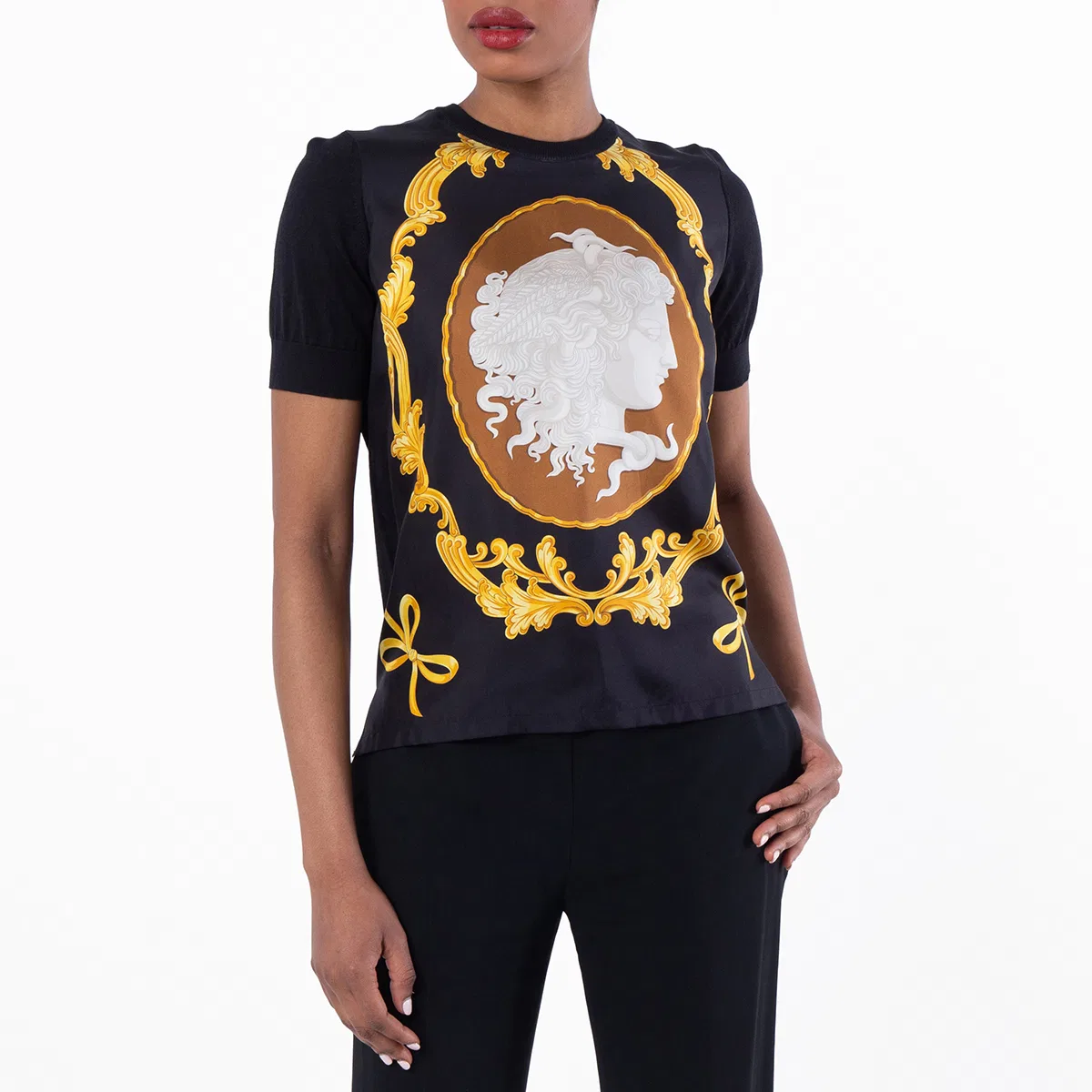 Топ с коротким рукавом Cameo Silk-Foulard Wool Knit Top Versace, Black/Gold