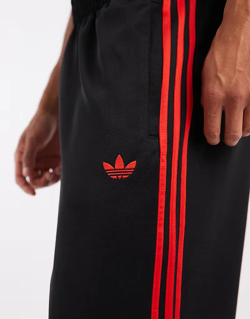 Свободные спортивные брюки Adidas Originals Adicolor черного/ярко-красный — фото 2