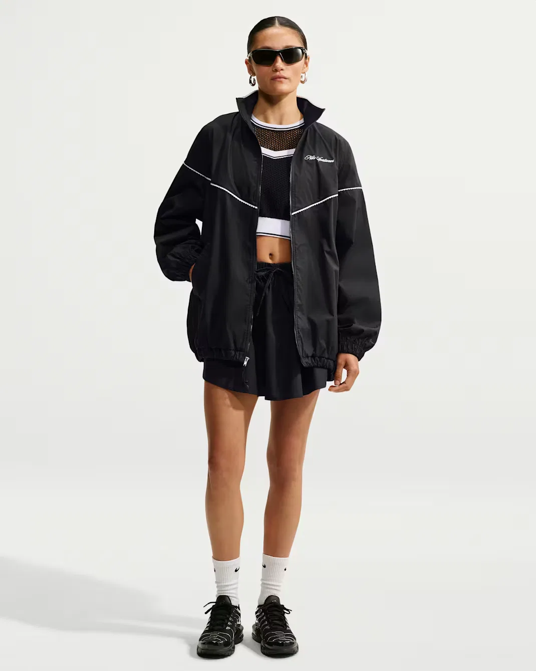 Женская спортивная куртка оверсайз из поплина с фестончатой ​​отделкой Nike Sportswear, Black/Sail/Black — фото 4