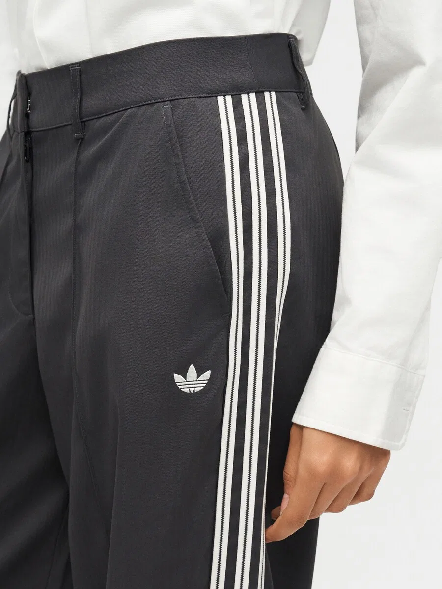 Брюки ADIDAS ORIGINALS свободного кроя со складками, цвет «Firebird», черные — фото 3