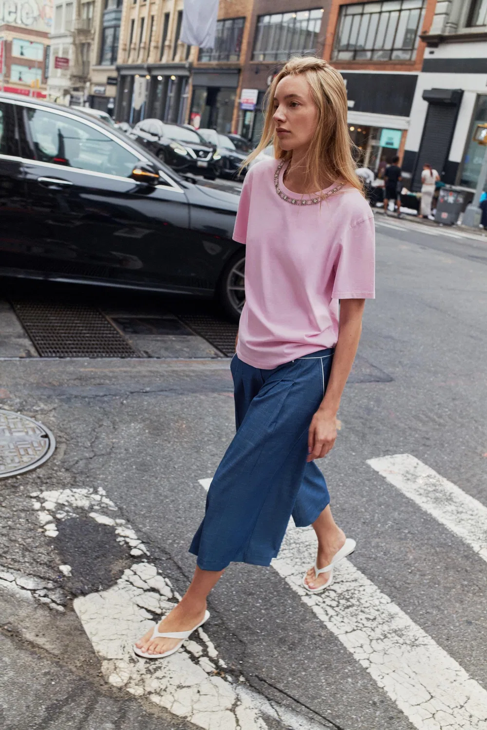 Футболка с эффектом потертости и драгоценными камнями ZARA, Pink
