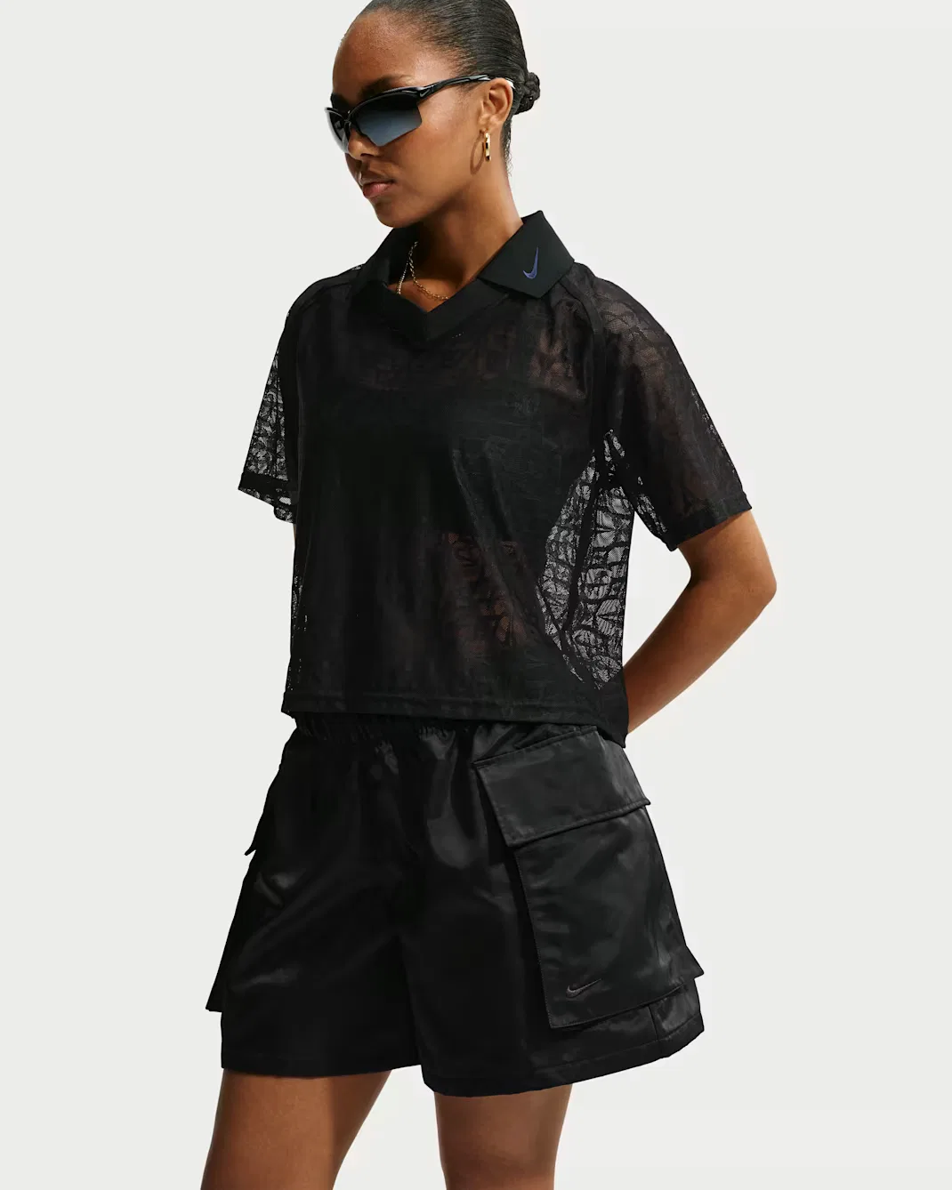 Женские свободные атласные шорты-карго со средней посадкой Nike Sportswear, Black/Black — фото 4