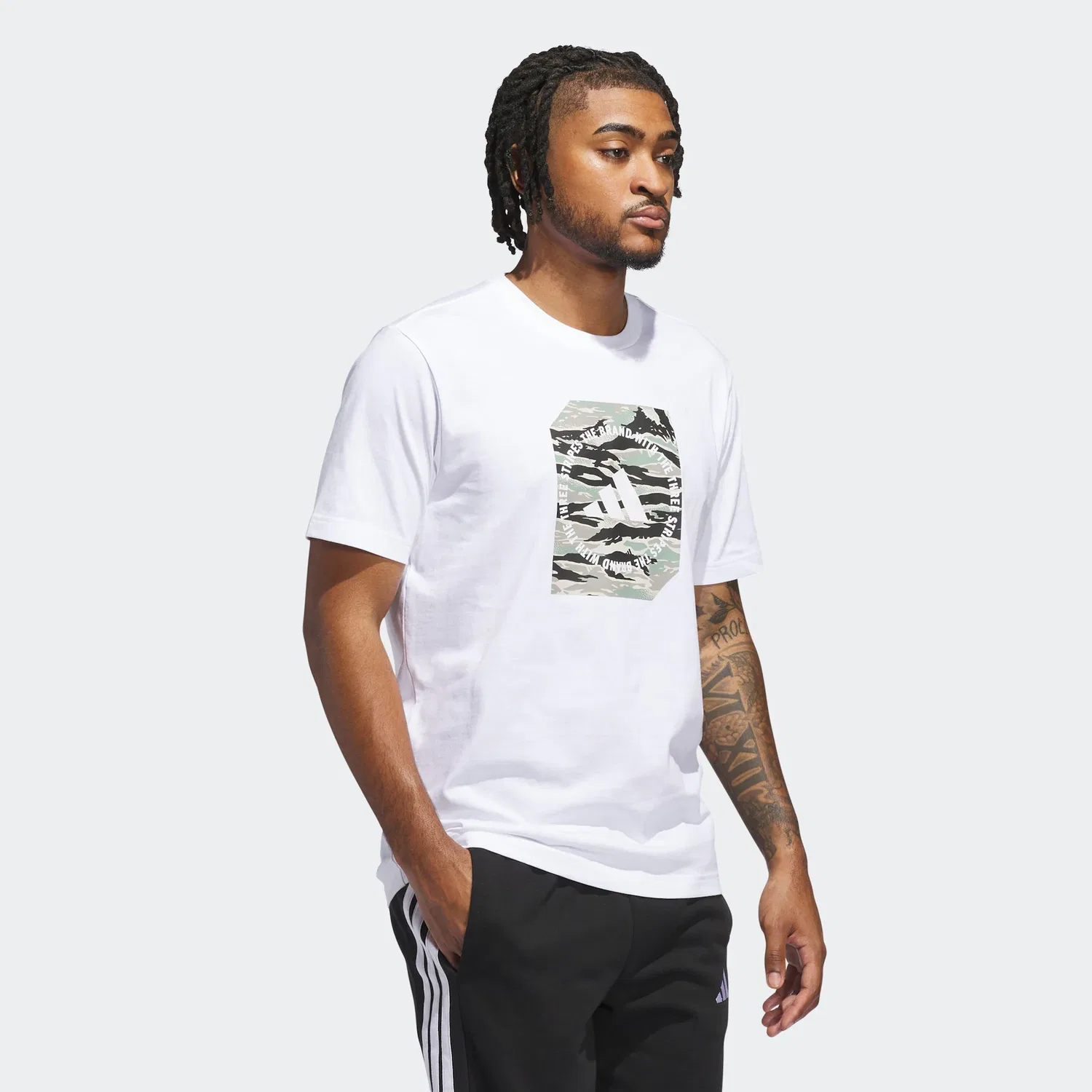 Детская футболка с камуфляжным принтом Adidas Sportswear, White/Wonder Aluminium — фото 2