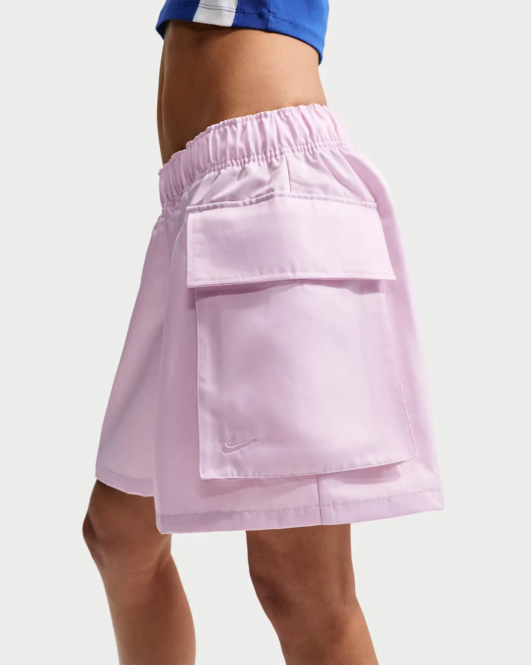 Женские свободные атласные шорты-карго со средней посадкой Nike Sportswear, Bleached Lilac/Bleached Lilac — фото 3