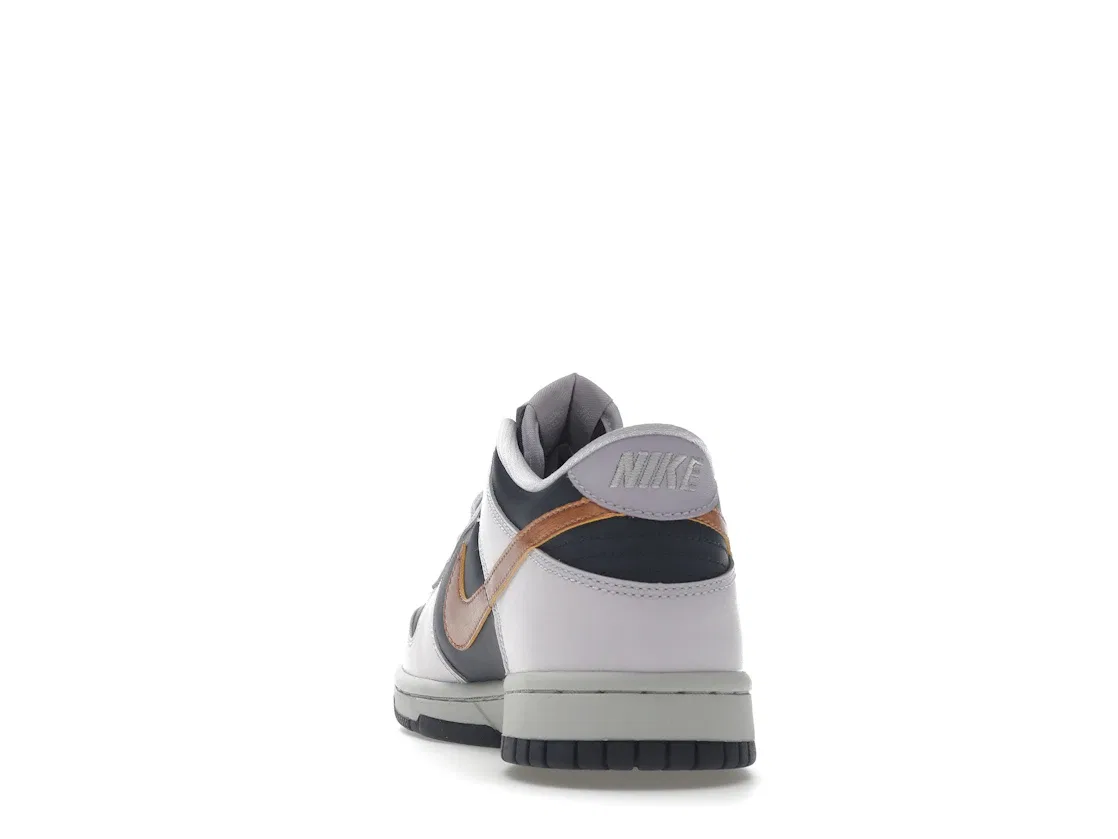 Детские кроссовки с металлическим логотипом Nike Dunk Low SE Nike, Thunder Blue/Barely Grape/Violet Frost/Metallic Copper — фото 4