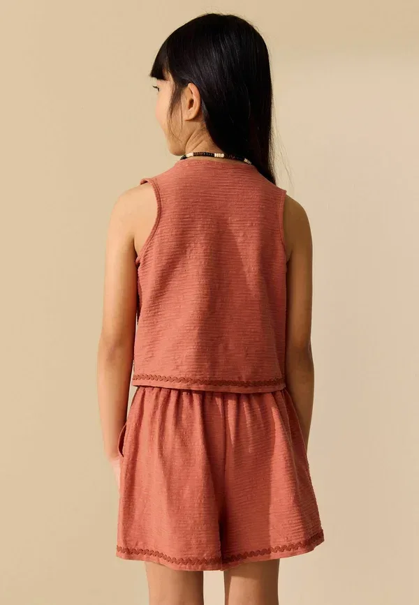 Комплект из жилета и шорт с цветочным узором Regular fit - textured applique waistcost shorts set - waistcoat Next, rust brown, коричневый — фото 3