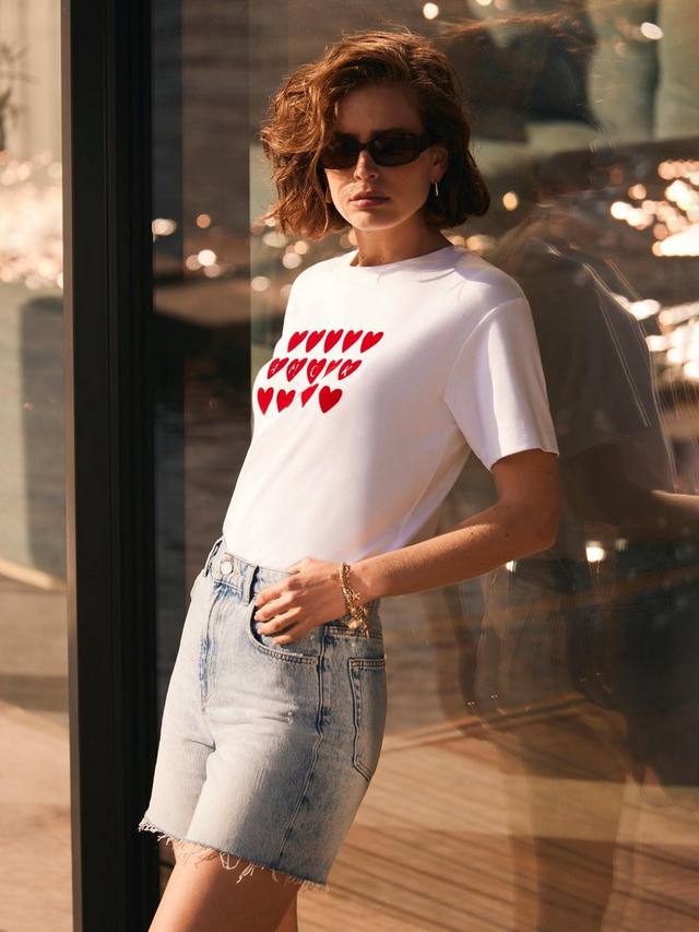 

Футболка из хлопка с белым принтом в виде сердца Mint Velvet