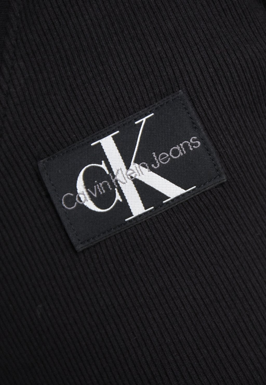 

Базовая футболка V Neck Tee Calvin Klein, черная