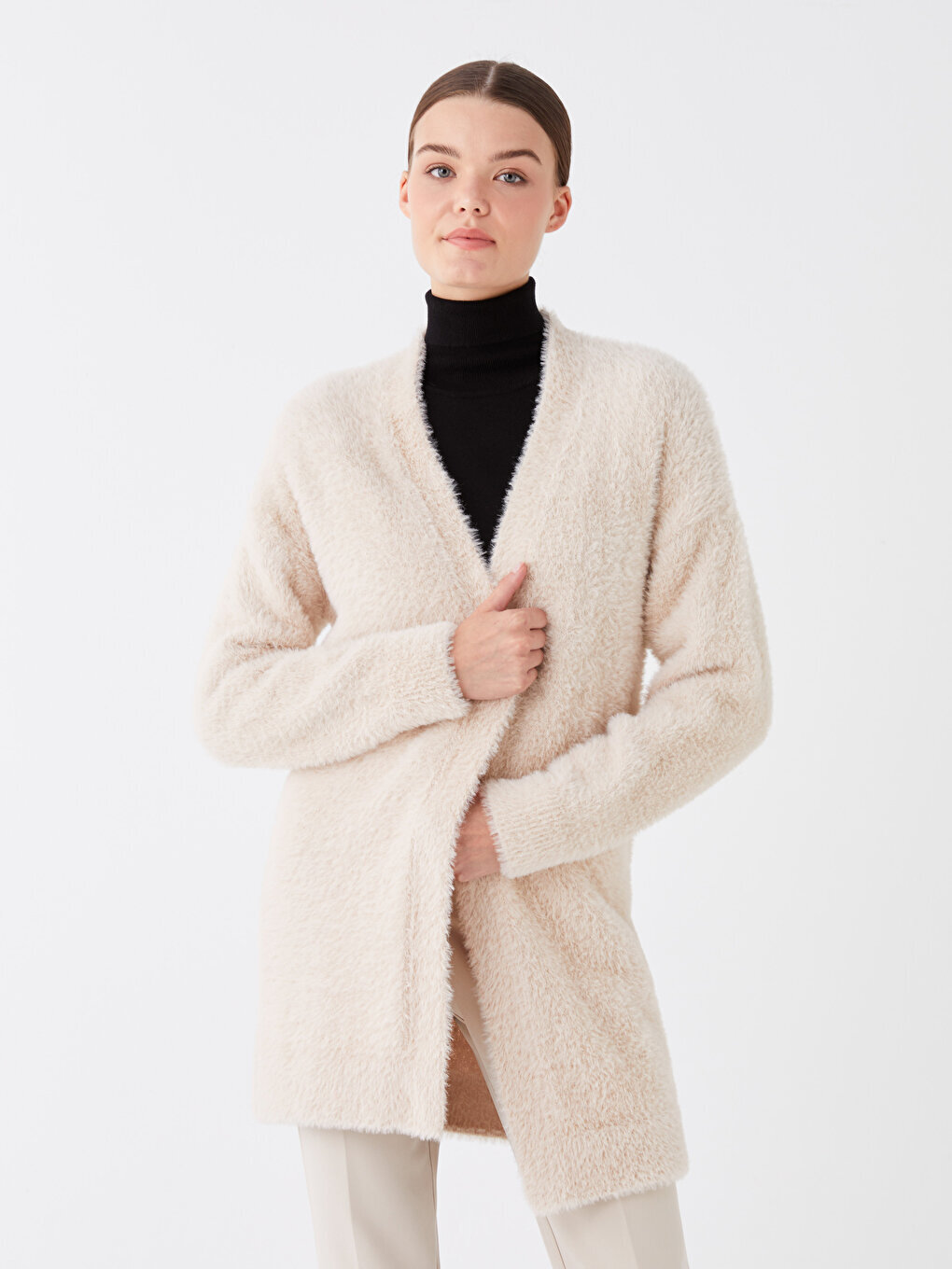 

Простой женский плюшевый кардиган с длинным рукавом и воротником-шалью LCW Modest, светло-бежевый