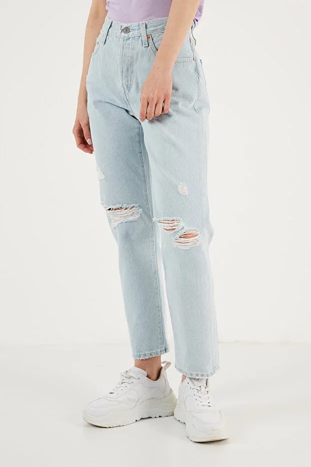 Женские джинсы с разрывами 501 cotton ripped detailed regular fit cropped jeans jeans a7739 Levi'S, Light Blue — фото 2