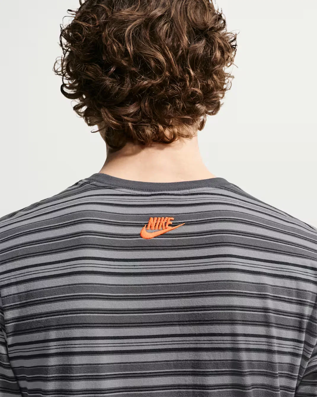 Мужская полосатая футболка Nike Sportswear, Dark Smoke Grey — фото 2