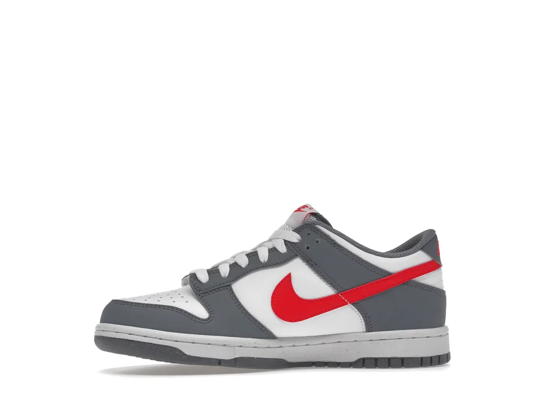 Детские кроссовки Lifestyle с контрастной расцветкой Nike Dunk Low Next Nature, Smoke Grey Light Crimson White — фото 3