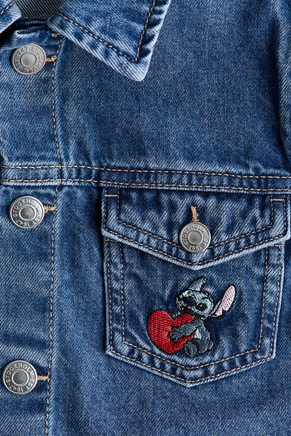 Джинсовая куртка с вышивкой H&M, Denimblau/Lilo & Stitch — фото 3