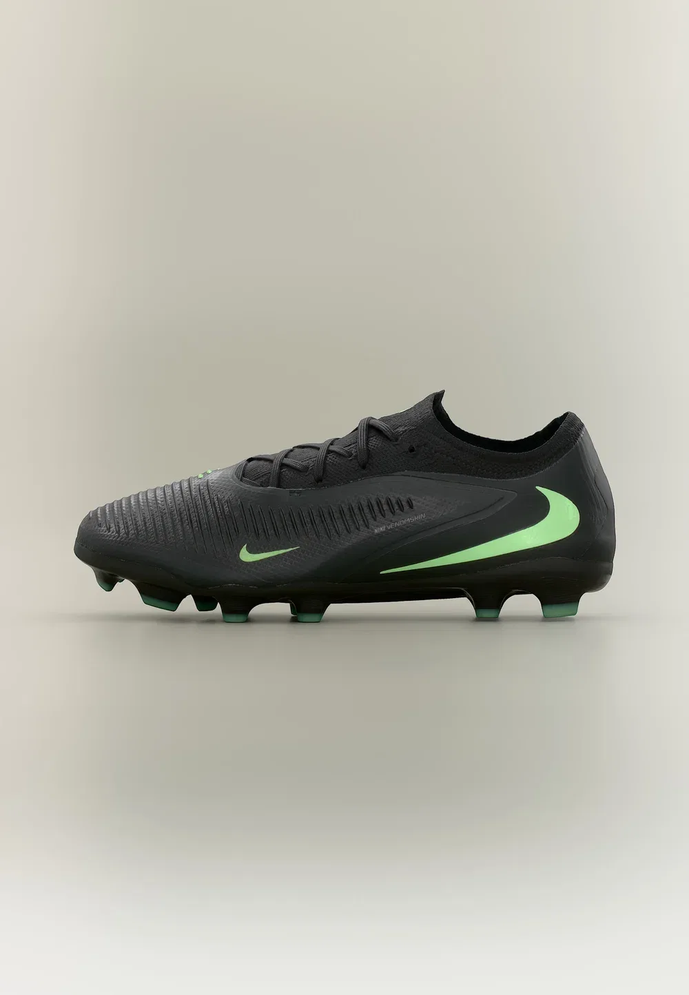 Футбольные бутсы Jr Phantom 6 Low Pro FG/MG унисекс для искусственной травы Nike Performance, Black/Illusion Green