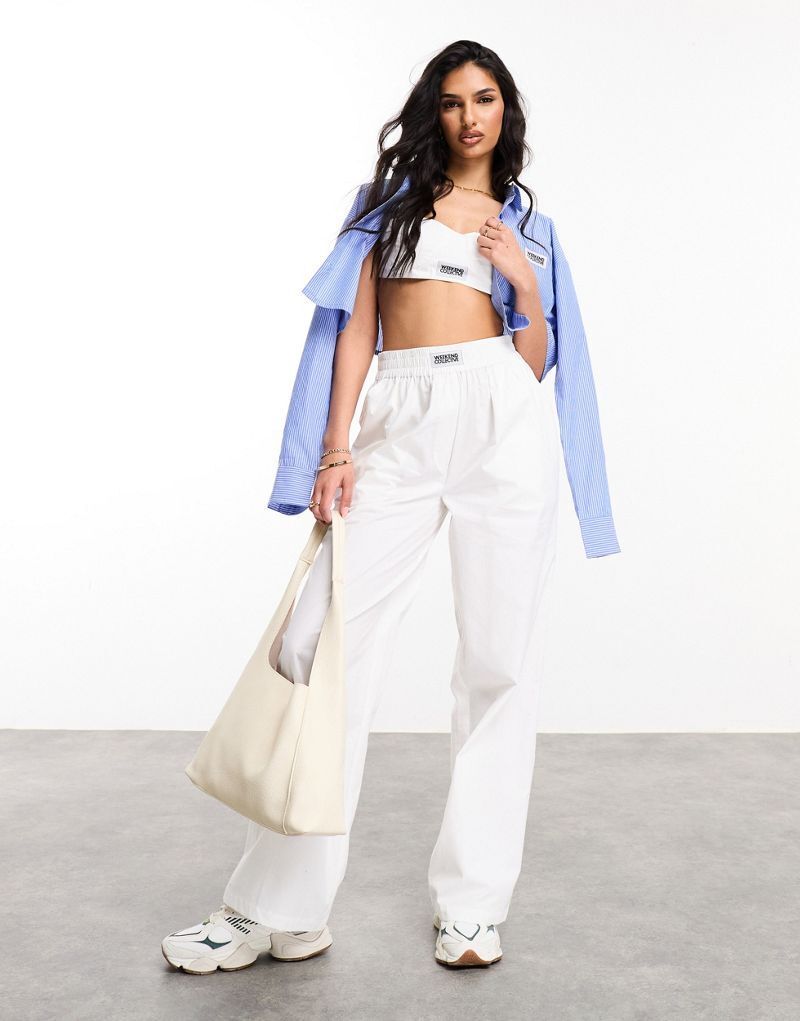 

ASOS Weekend Collective — белые тканые брюки с нашивкой