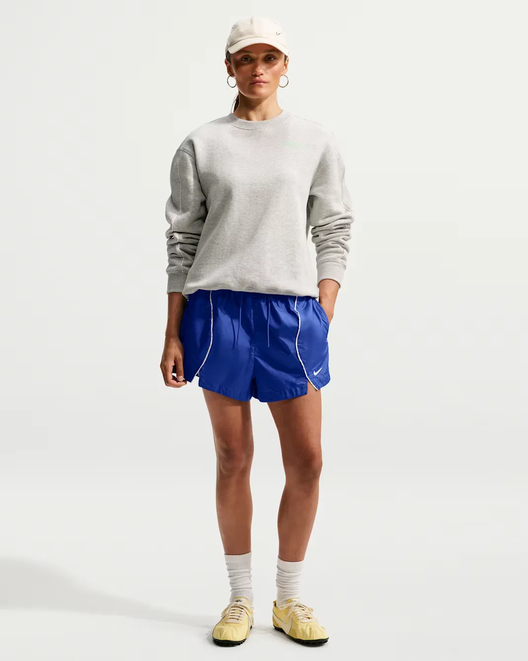 Женские свободные шорты средней посадки из водоотталкивающей ткани Nike Sportswear, Old Royal/Sail/Sail