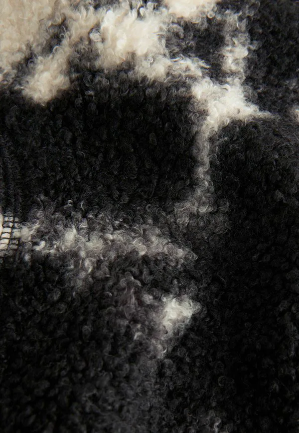 Уютный флисовый джемпер для невысоких девушек Next, Monochrome Black Ecru Cow Print — фото 3