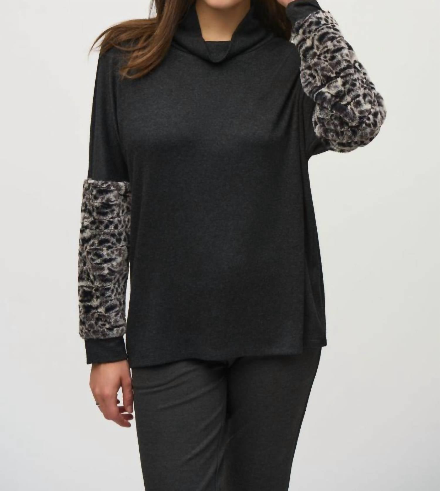 

Искусственный мех, туника с длинными рукавами и воротником-хомут в цвете древесный уголь Joseph Ribkoff, серый