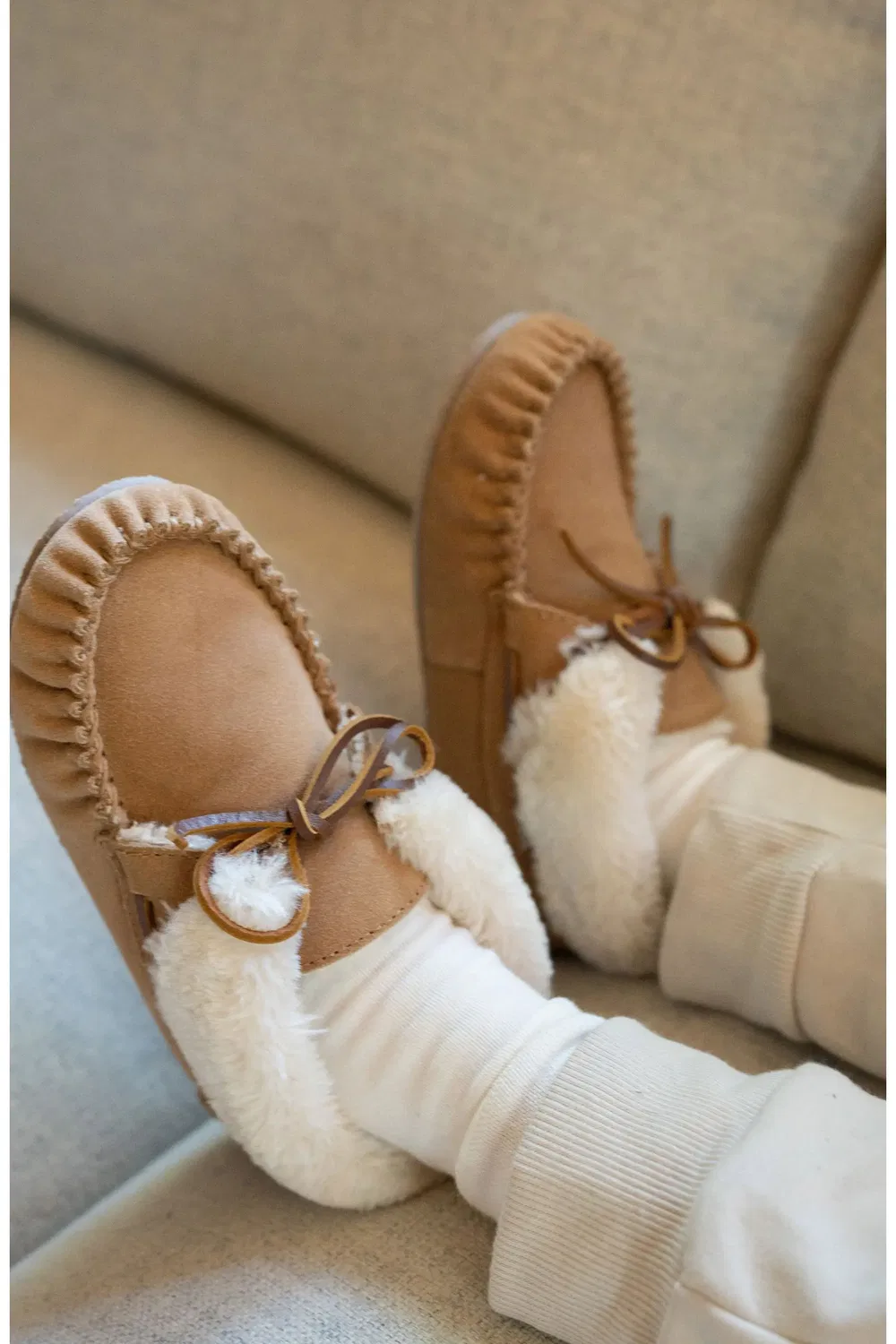 Детские сапожки ботинки из замши с мягким мехом Minnetonka, Tan — фото 2