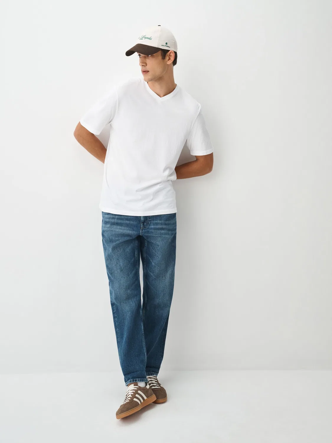 Футболка с V-образным вырезом, Regular Fit, Essential Next, белый — фото 2