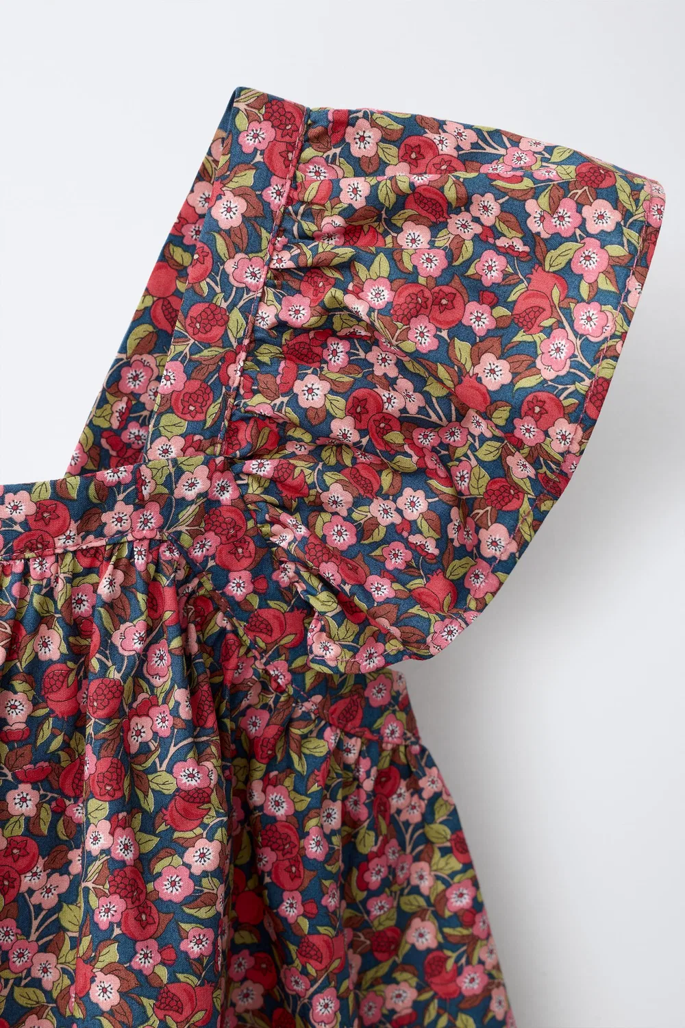 Платье с цветочным принтом, сшитое из ткани Liberty. ZARA, Pink — фото 3