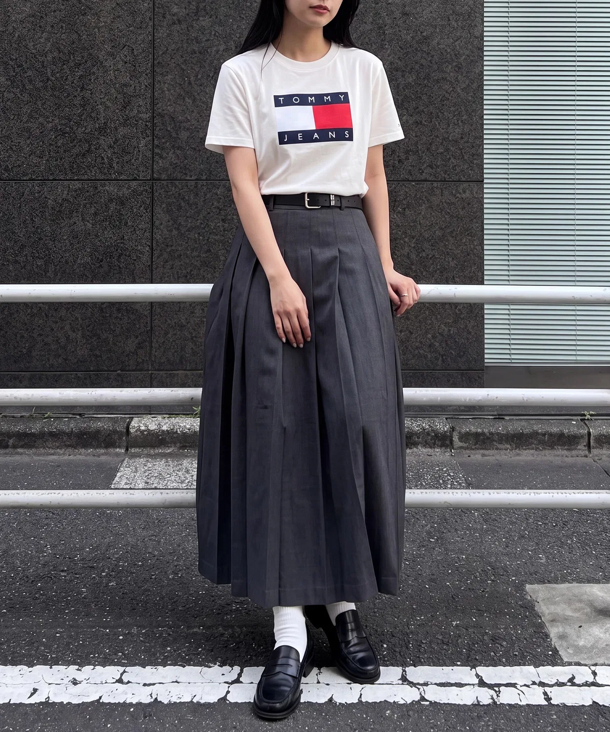 Женская футболка с принтом TOMMY JEANS FLAG TEE REGULAR FIT TOMMY HILFIGER, Black — фото 4