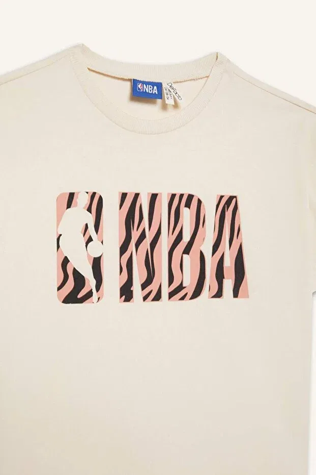 Детская футболка для девочек с принтом NBA Wordmark Oversize Wide Fit Crew Neck Short Sleeve Defacto, Beige-Bg700 — фото 3