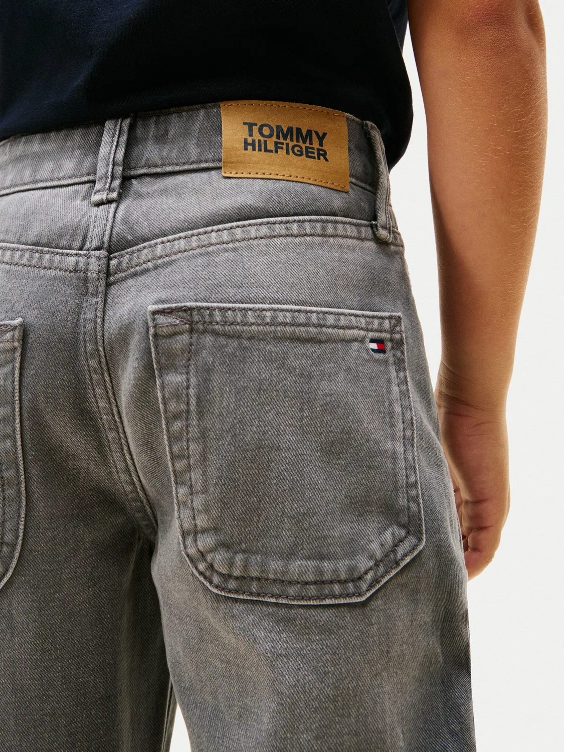 Джинсы прямого кроя для мальчика Tommy Hilfiger, серый — фото 4