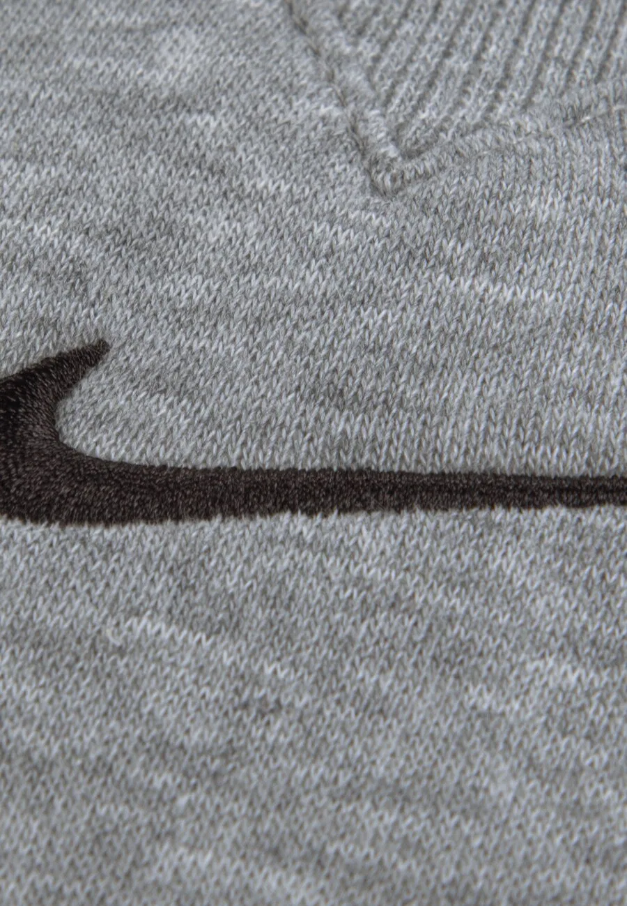Спортивный костюм Nike Sportswear 'ESSENTIAL' в серо-пятнистом цвете — фото 4