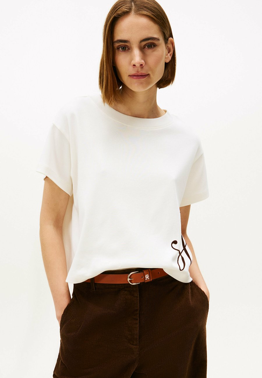 

Футболка Tommy Hilfiger LOGO APPLIQUÉ, Ivory Silk/Beige