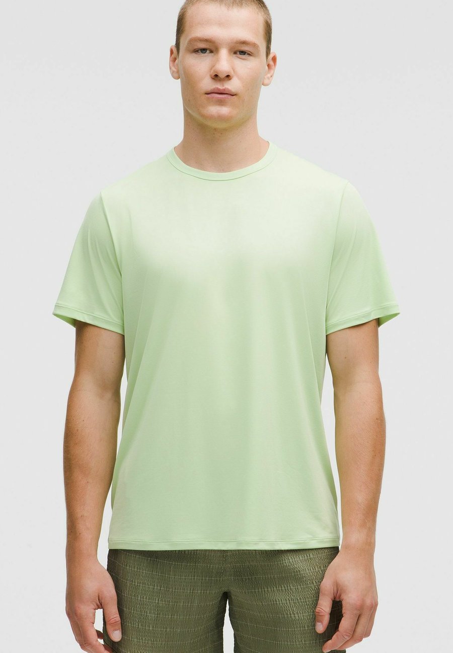 

Футболка lululemon Mile Maker Lightweight Short Sleeve, Lemongrass/Green, Зеленый, Футболка lululemon Mile Maker Lightweight Short Sleeve, Lemongrass/Green