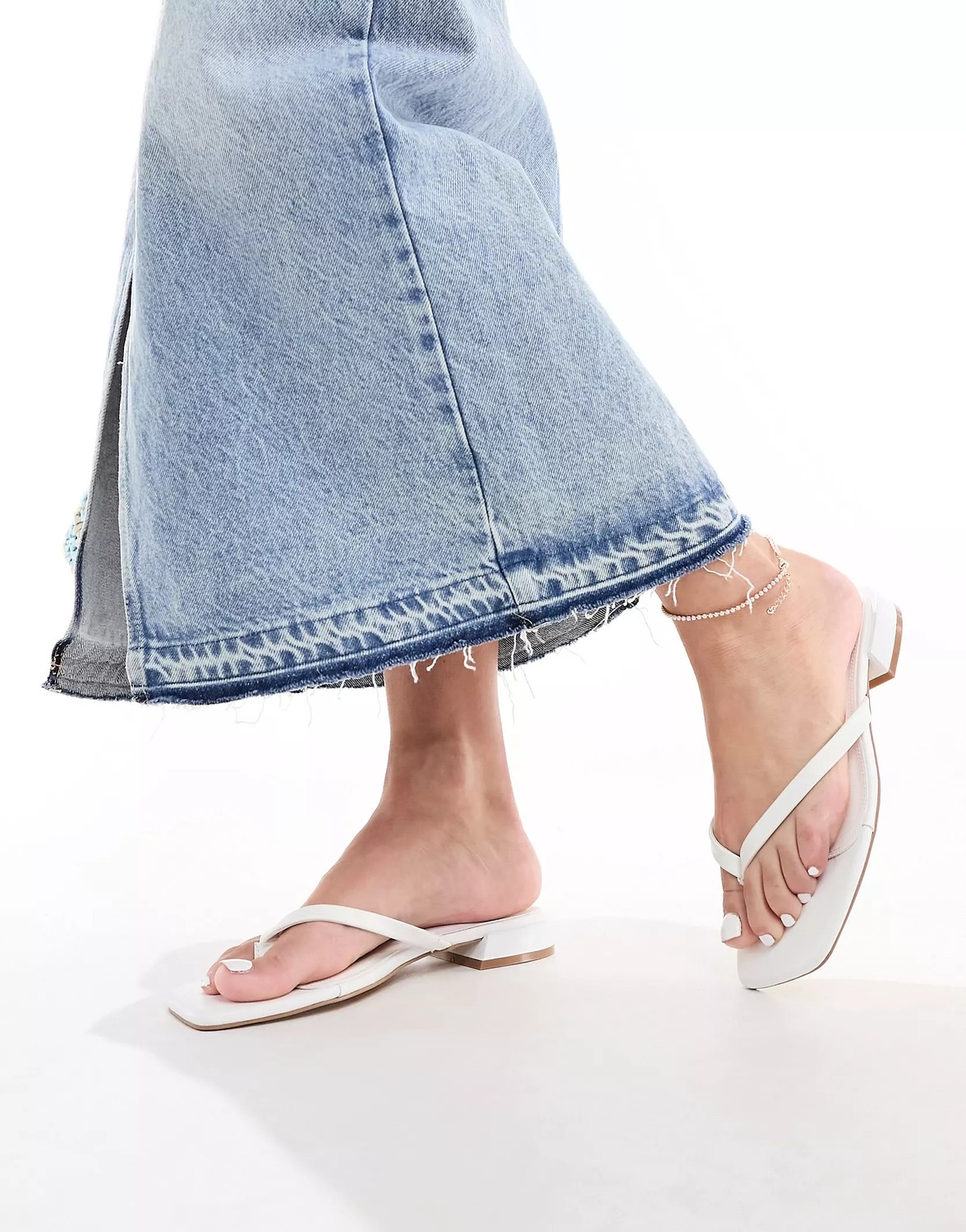 

Сланцы Asos Design Felicity Skinny Toe-thong Flat, белый