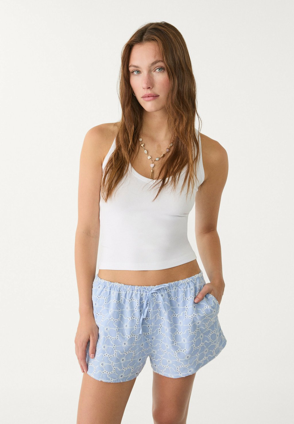 

Шорты WITH CONTRAST EMBROIDERY Stradivarius, синий