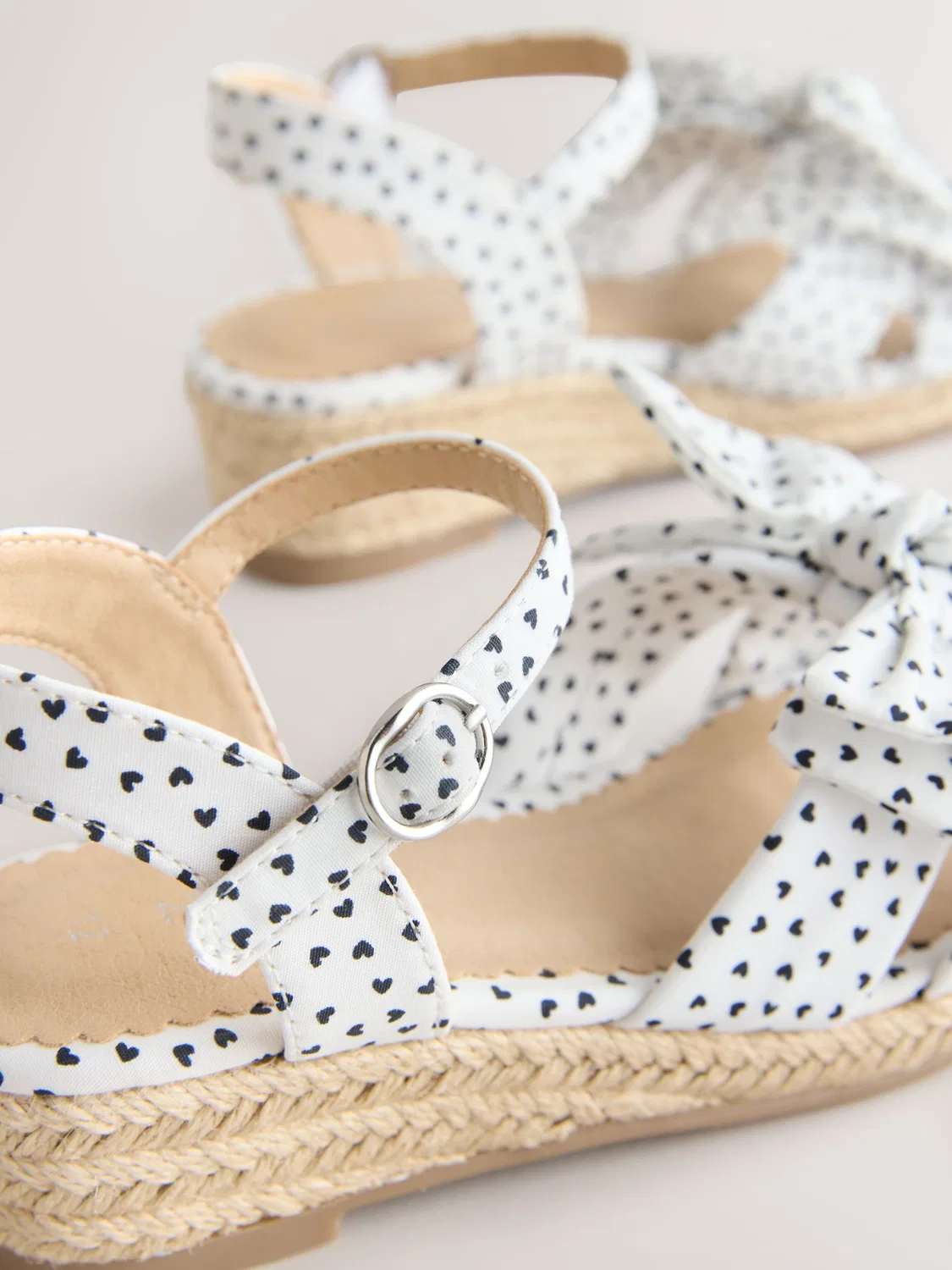 Сандалии на танкетке с бантом, White Heart Print Next, белый — фото 3