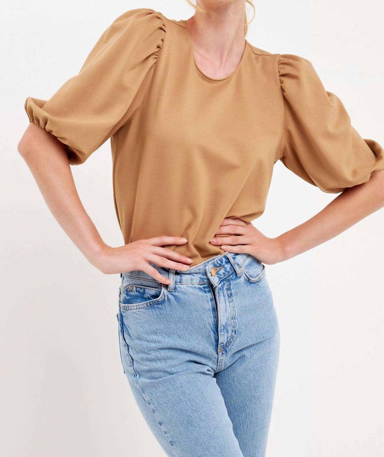 

Топ Macie Ponte с рукавами-фонариками цвета Camel 2.7 AUGUST APPAREL