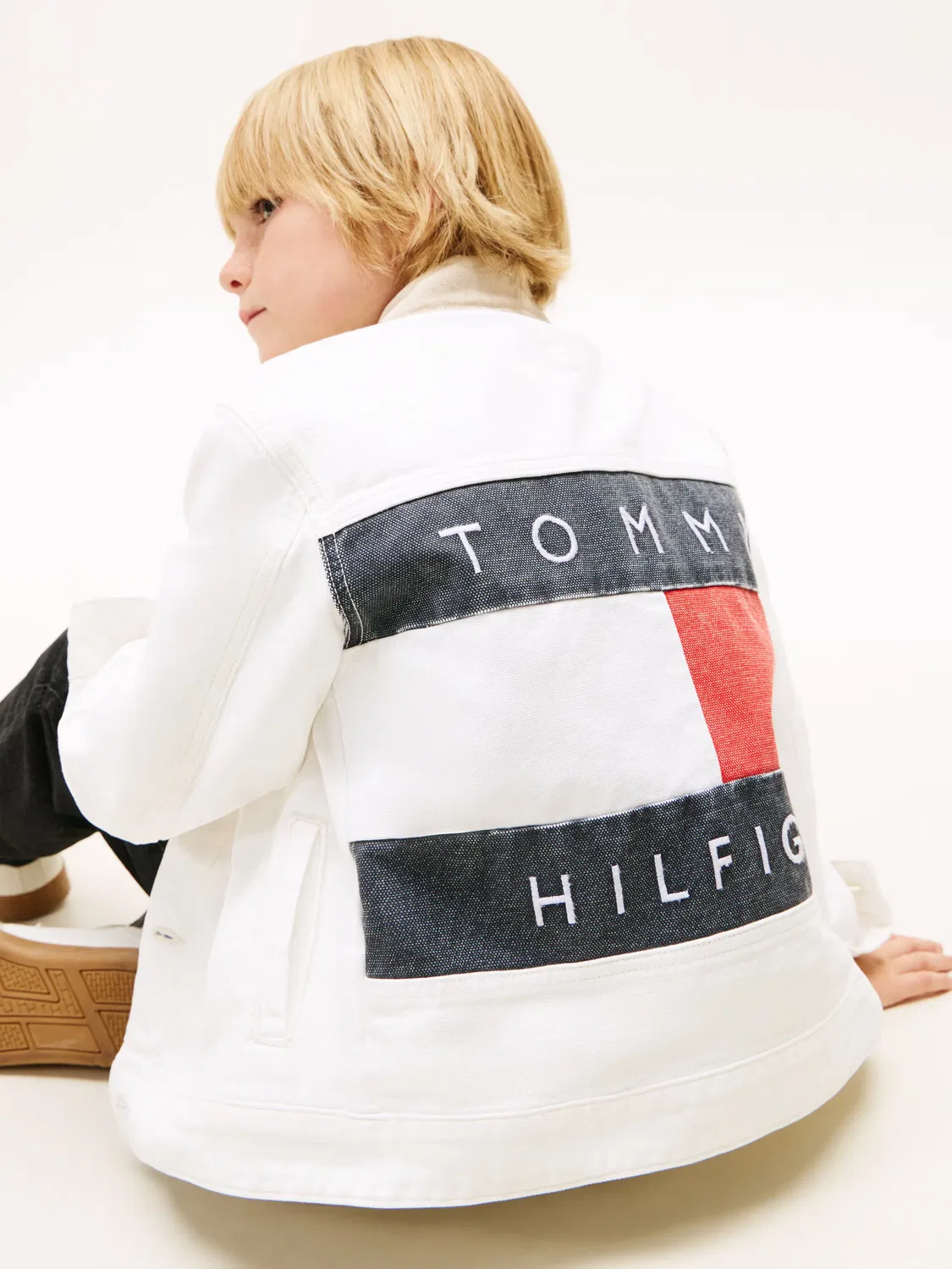 Детская джинсовая куртка для мальчиков с вышивкой Tommy Hilfiger, Белая — фото 2