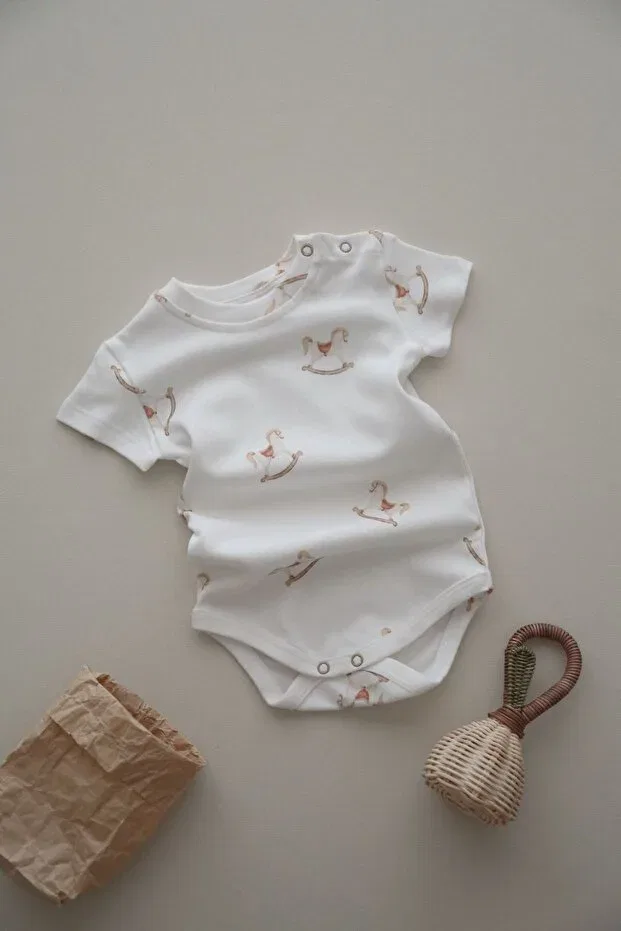 Детское боди с коротким рукавом с принтом Nostalgic horse patterned organic baby bodysuit Dodo'S Baby, White