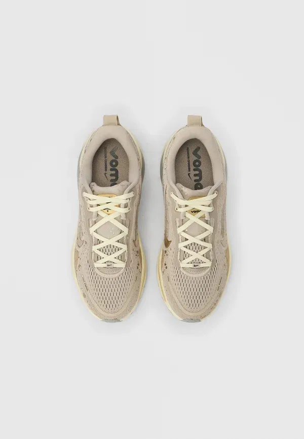 Кроссовки для бега по бездорожью с защитой от холода Vomero 18 Nike Performance, cream, gold-coloured, coconut milk, smoke grey, серый/кремовый — фото 4